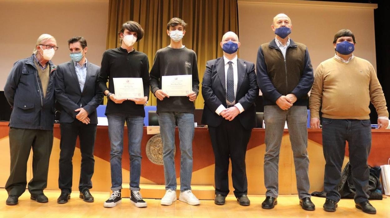 Una imagen de los ganadoeres del concurso recibiendo el premio