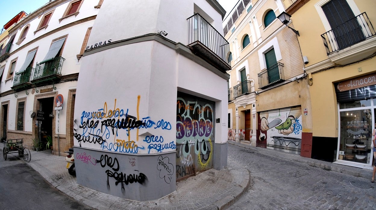 Fachada vandalizada en la calle Parras