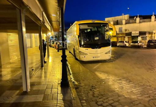 ABC se sube al autobús de los pueblos para la odisea de llegar a Sevilla