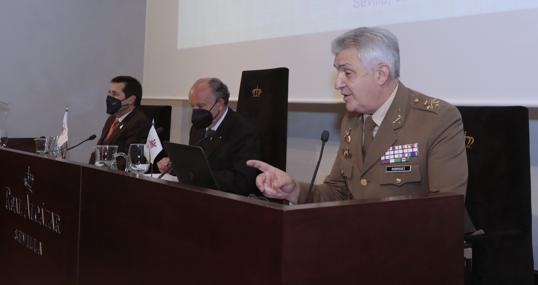 El general director de Enseñanza del Ejército del Aire, Enrique Jesús Biosca, el presidente-regidor de la Orden, Antonio María González-Pacheco, y el teniente general jefe de la Fuerza Terrestre, José Rodríguez García, durante el acto de ayer