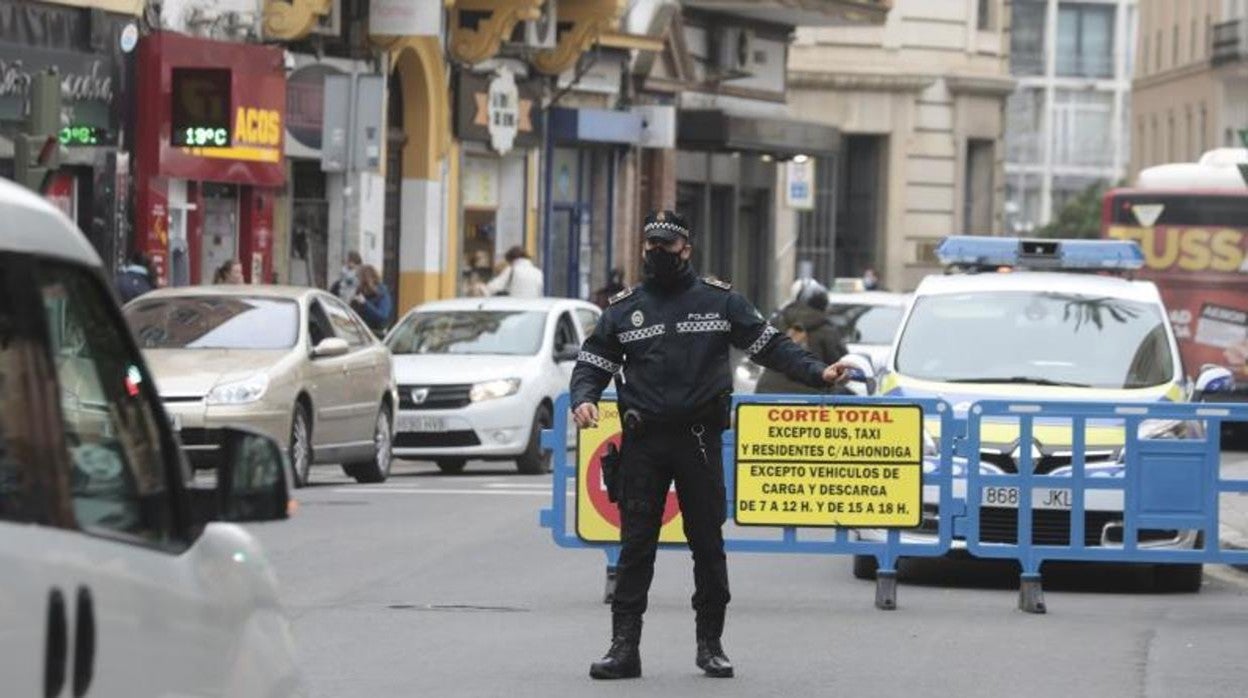 Un policía corta el acceso a la calle Almirante Apodaca de Sevilla
