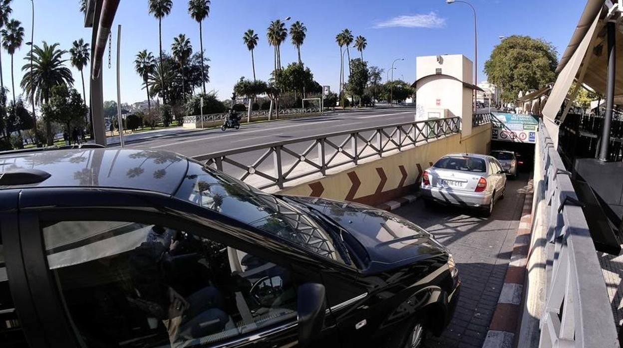Entrada de vehículos en el aparcamiento del Paseo Colón