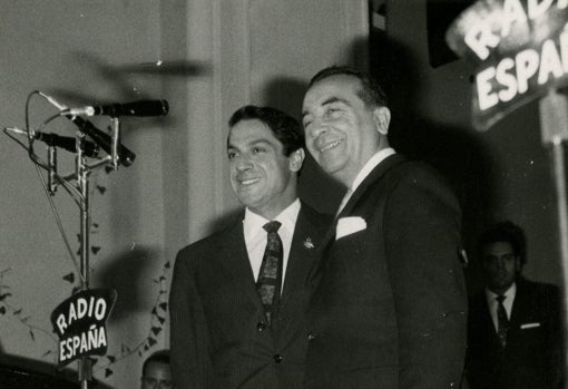 Antonio el Bailarín y Boby Deglané ante los micrófonos de Radio España