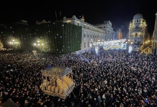 La Candelaria enmarcada por el alumbrado navideño de la Avenida