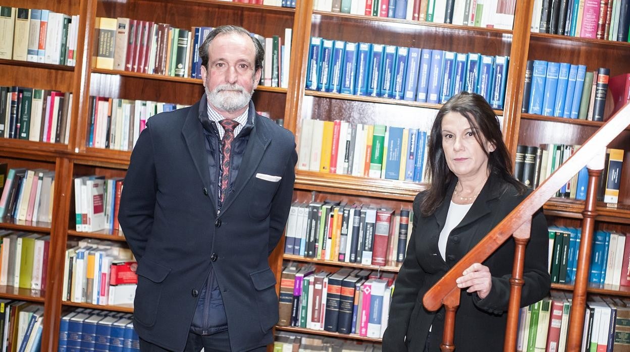 Los letrados Juan Piñeryro y María Jesús Gimeno, vocales de la comisión del Defensor del Abogado del Colegio de Sevilla