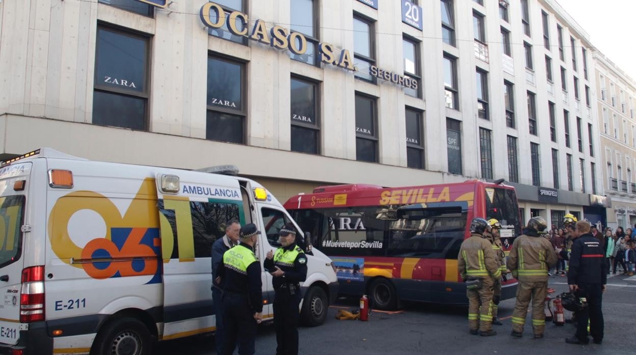 Accidente de un microbús de Tussam en la plaza del duque en el puente de la Inmaculada de hace dos años