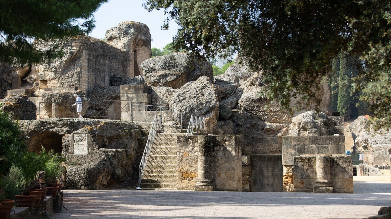 La entrada al anfiteatro romano desde el Cardo Máximo de Itálica