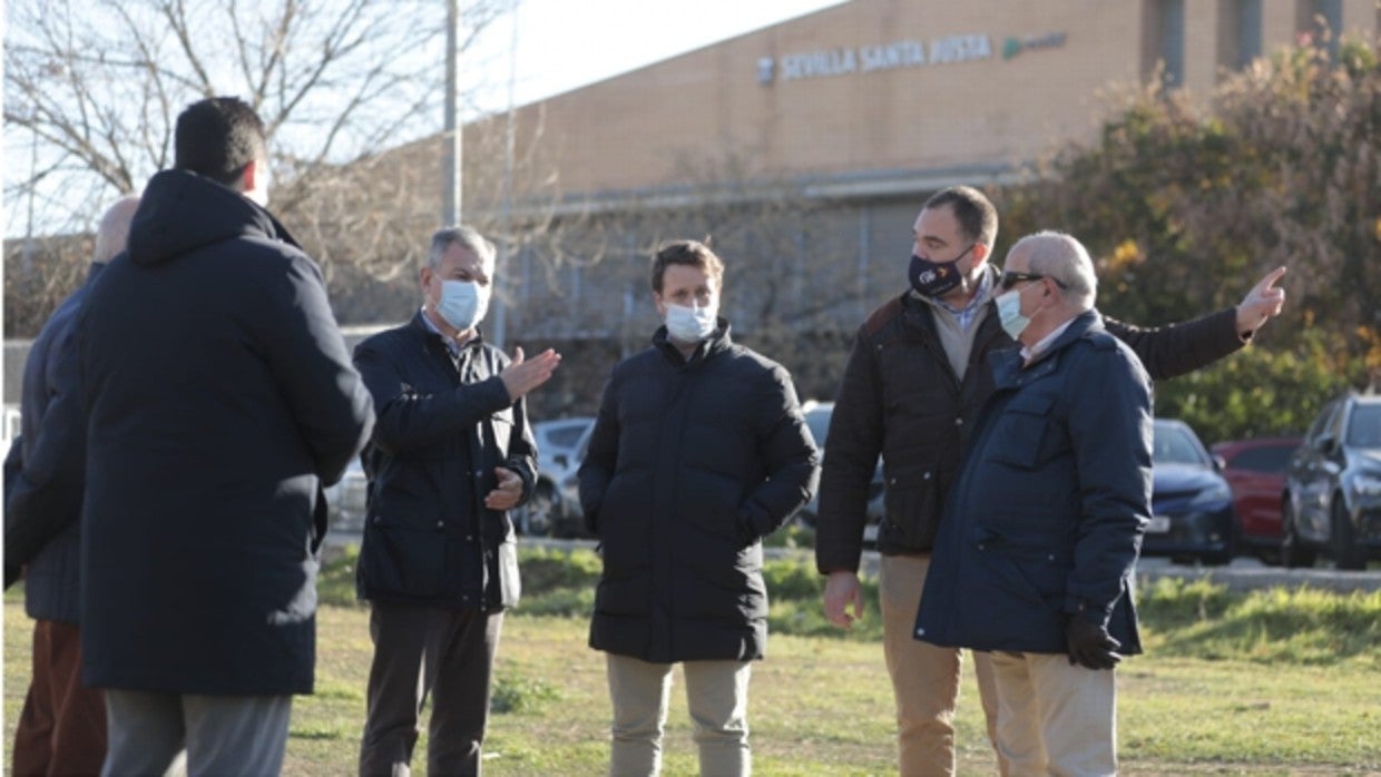 José Luis Sanz durante la visita al entorno de la estación de Santa Justa