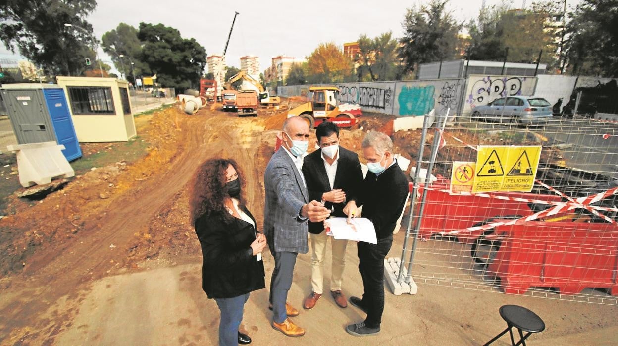 Muñoz revisa con su equipo de colaboradores los planos de las obras de la avenida de Jerez
