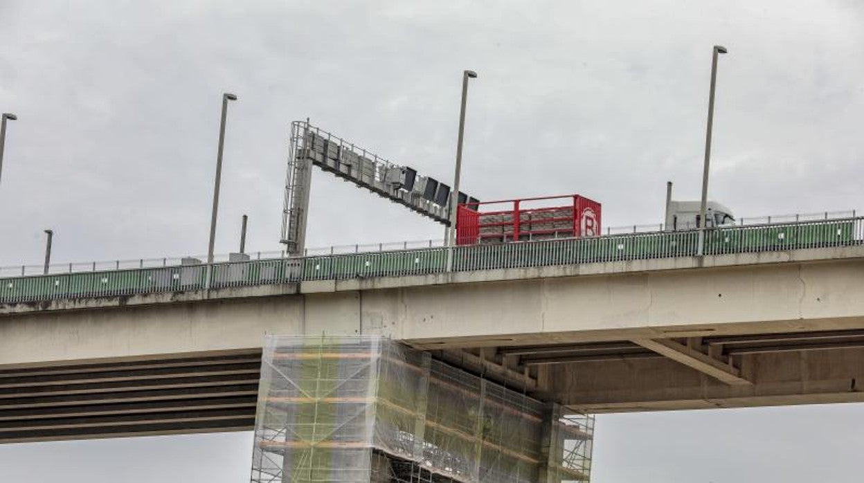 Andamios en el puente del Centenario