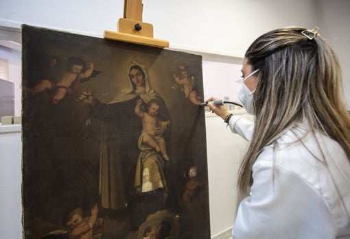 Cristina García aplicando una sonda a un lienzo del siglo XVIII