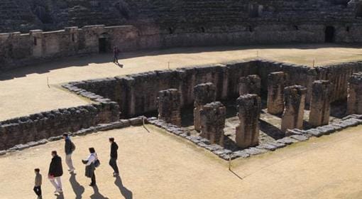 Una familia recorre el anfiteatro de Itálica en una foto de archivo