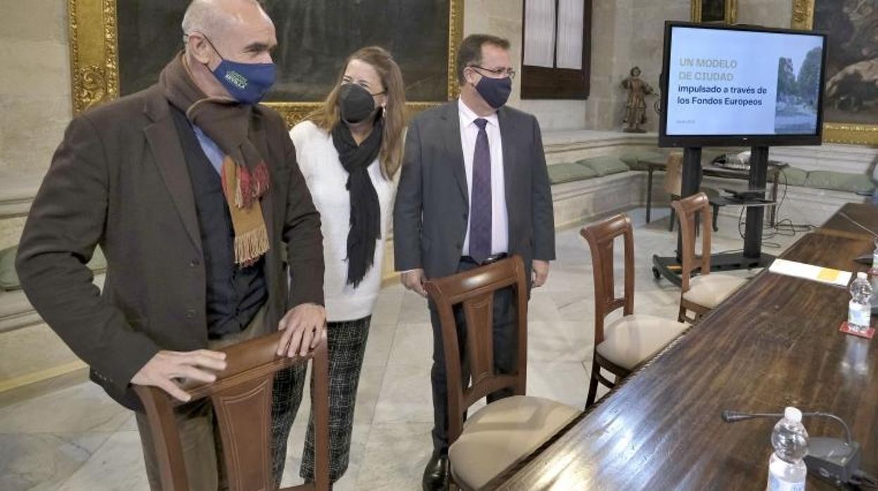 Antonio Muñoz, junto a Sonia Gaya y Juan Carlos Cabrera en una presentación de fondos europeos