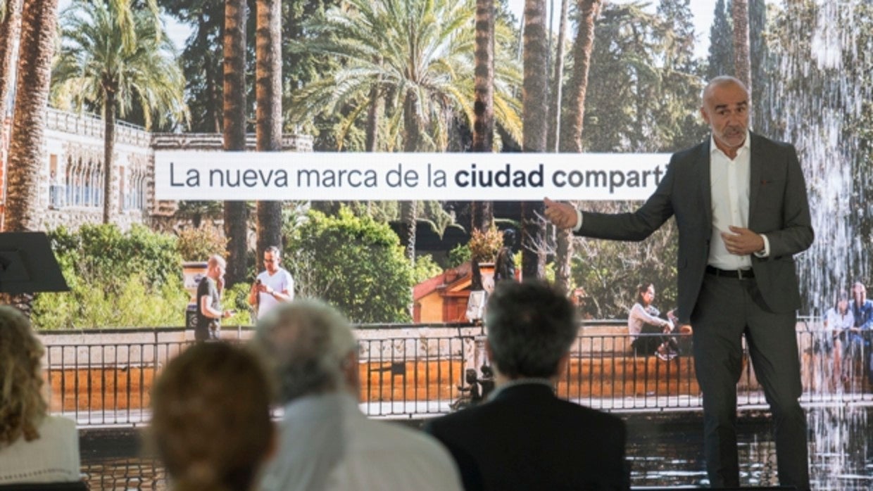 El alcalde de Sevilla, Antonio Muñoz, cuando presentó el año pasado la nueva marca Sevilla