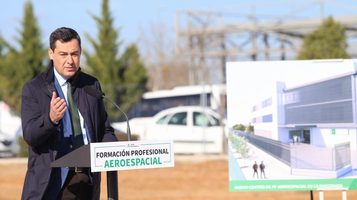 Juanma Moreno ha puesto la primera piedra del centro de FP