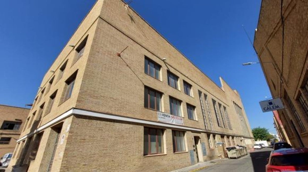 El edificio albergó en su día la central térmica de la fábrica