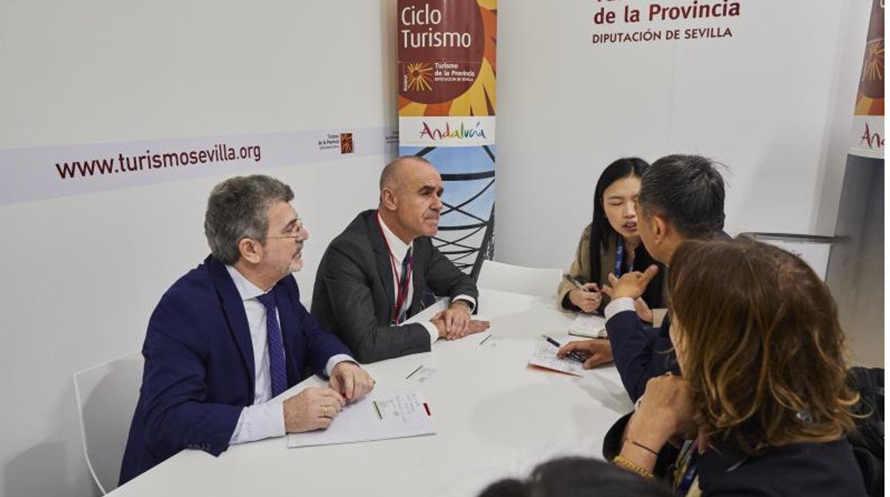 El alcalde en una de las reuniones técnicas en Fitur