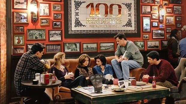 Supermán en la Taberna de San Eloy o ‘Friends’ en un 100 montaditos, los originales montajes en escenarios sevillanos