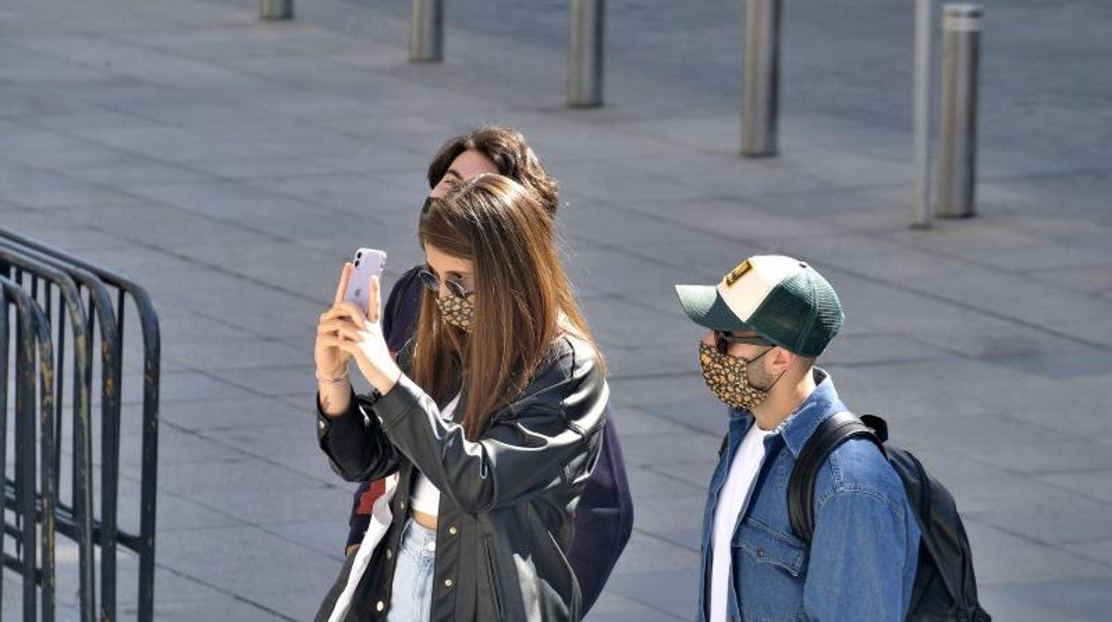 Varios jóvenes en el entorno de las Setas