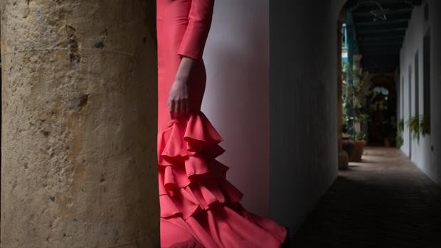 La moda flamenca remonta el vuelo tras dos años con los trajes colgados