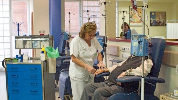 Se duplican los pacientes oncológicos que reciben terapias innovadoras en el Virgen del Rocío