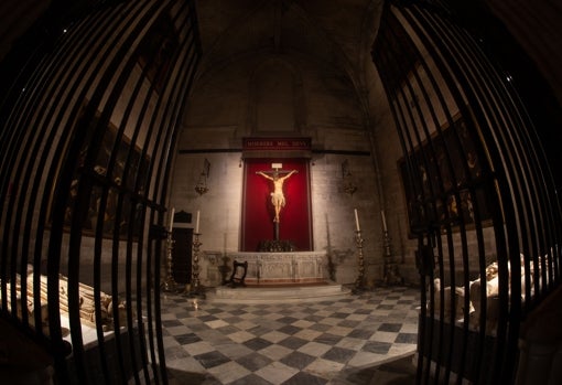La capilla de San Andrés, donde recibe culto el Cristo de la Clemencia, se ha reacondicionado y ahora se pueden contemplar las dos lápidas funerarias con mejor amplitud