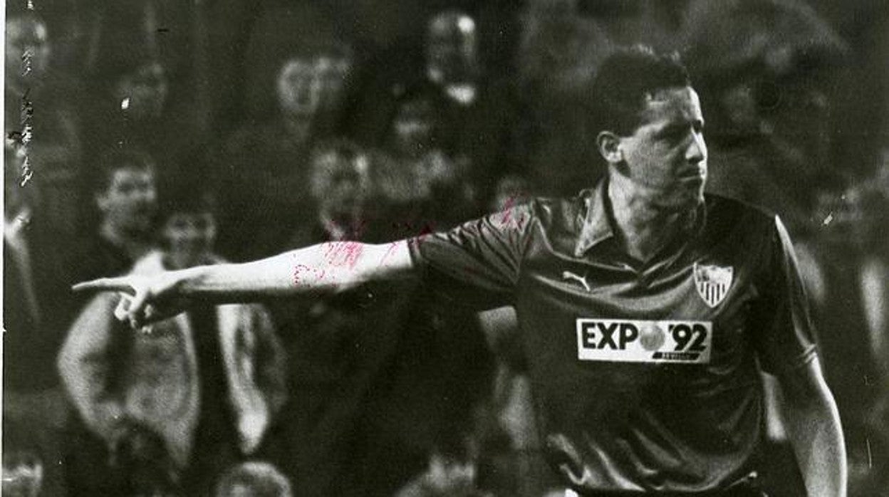 McMinn en un derbi Betis-Sevilla