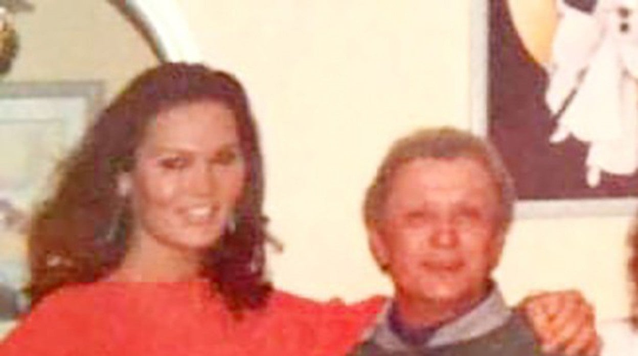 La Cuatro Vientos posando con la supervedete trianera Milena Montes, la primera transexual de España