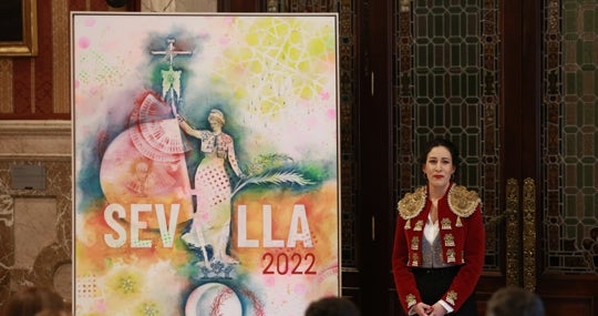 La pintora María Tapia junto a su cartel de las fiestas de este año