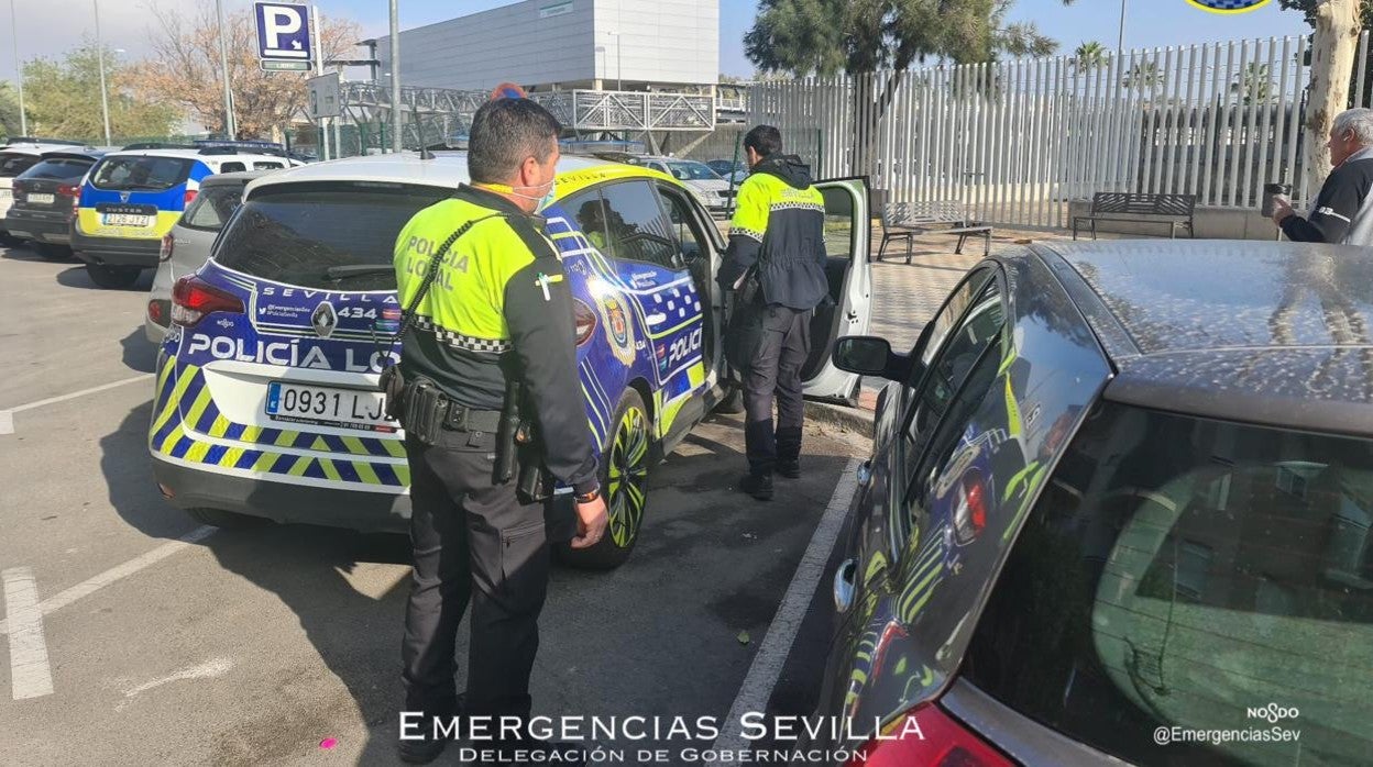 Los agentes municipales han detenido al conductor del coche siniestrado