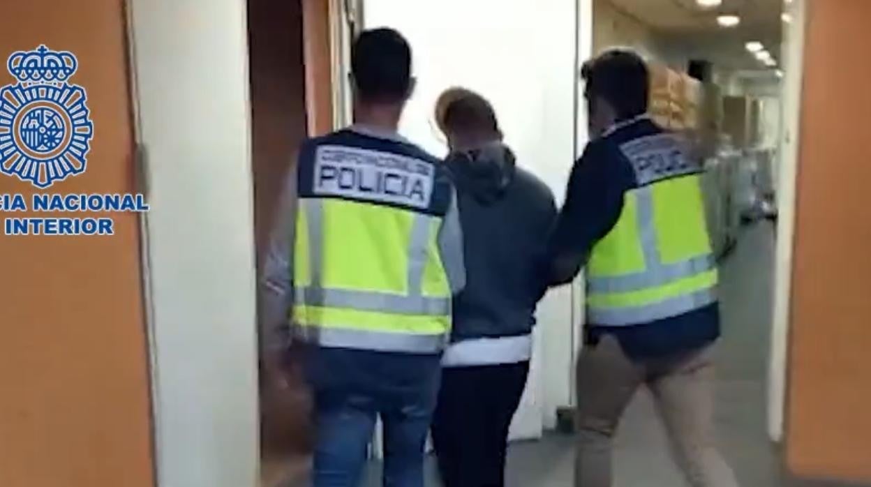 Dos agentes trasladan al detenido que fue interceptado en la estación de Alicante