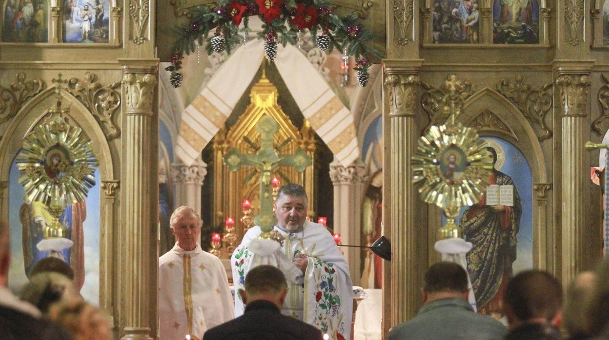 El padre Dmytro oficia una misa en la iglesia de la calle Santa Clara, 12