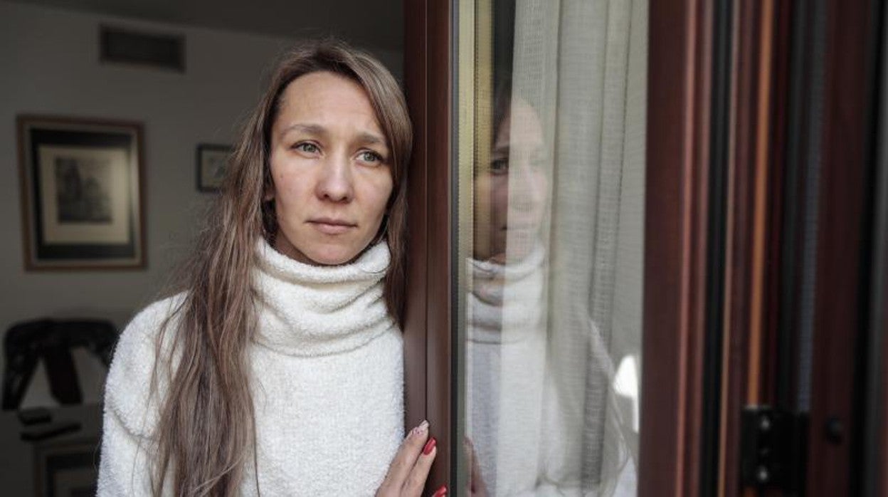 Anna Popova posa para ABC en el balcón de la casa donde la han acogido