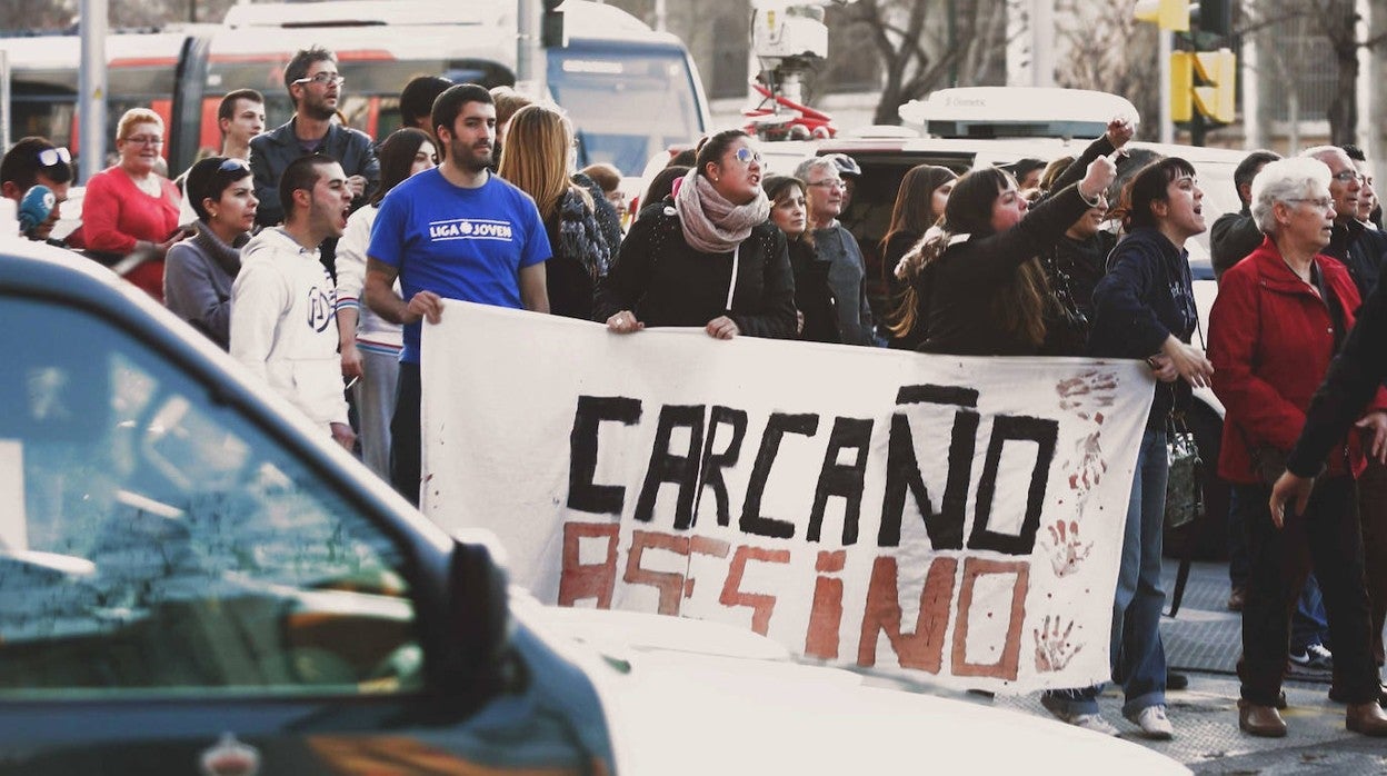 Manifestación contra Miguel Carcaño cuando fue trasladado a un hospital de Zaragoza en marzo de 2014