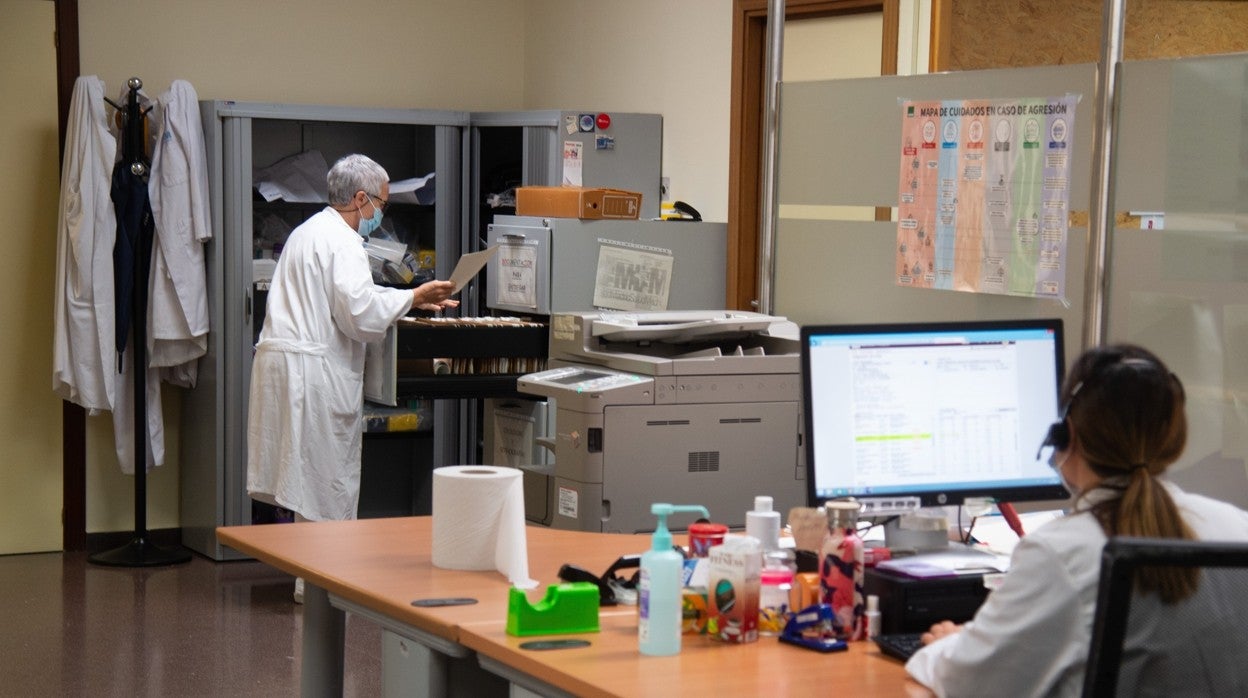 Más de cincuenta médicos sevillanos han pedido un certificado al Colegio de Médicos para irse a trabajar al extranjero