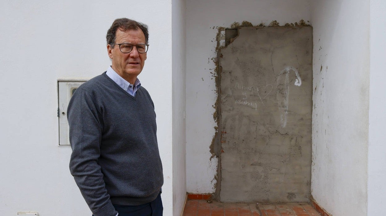 Domingo Delgado, ante una de las viviendas recuperadas a los okupas y tapiada