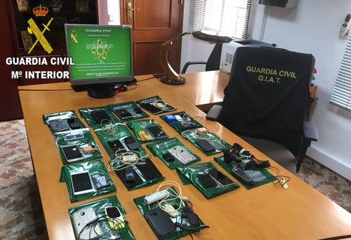 Algunos 'kits' para copiar intervenidos por la Guardia Civil
