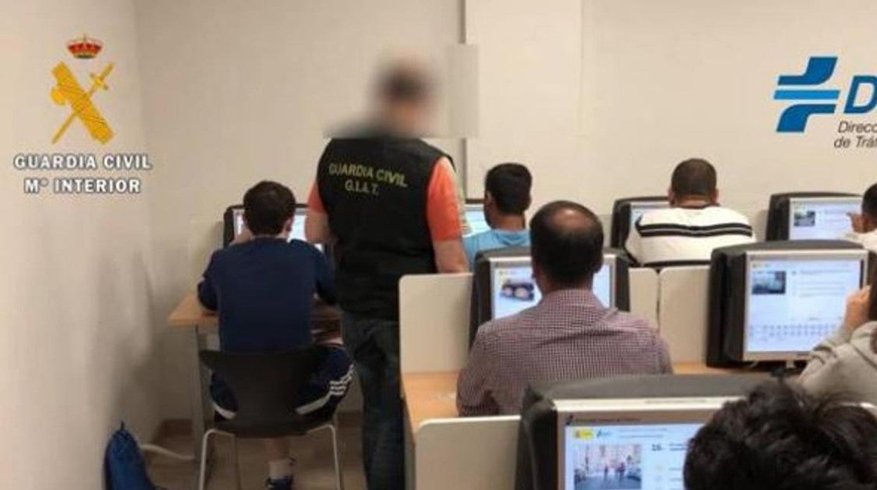Un agente irrumpe en mitad de un examen