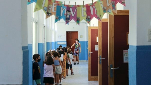 La caída de la natalidad vuelve a dejar plazas vacantes en colegios de todos los distritos de Sevilla