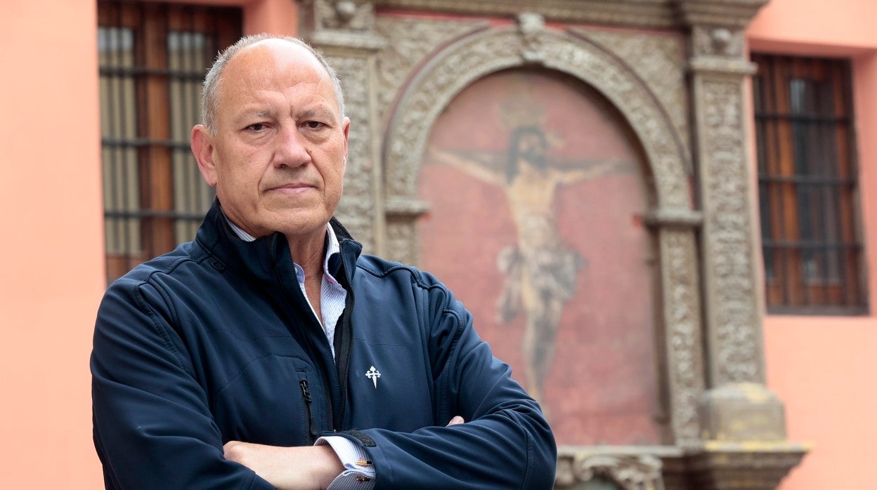 Antonio Santiago en la calle que lleva el nombre de su padre, Manolo Santiago