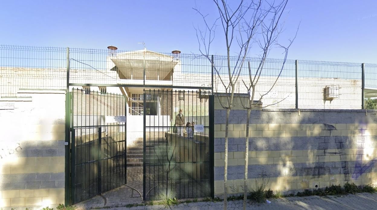 Exterior de la oficina de AVRA que ha tenido que echar el cierre por motivos de seguridad