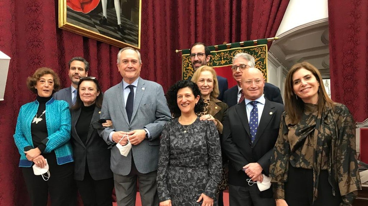 El decano, Luis Capitán con todo su equipo