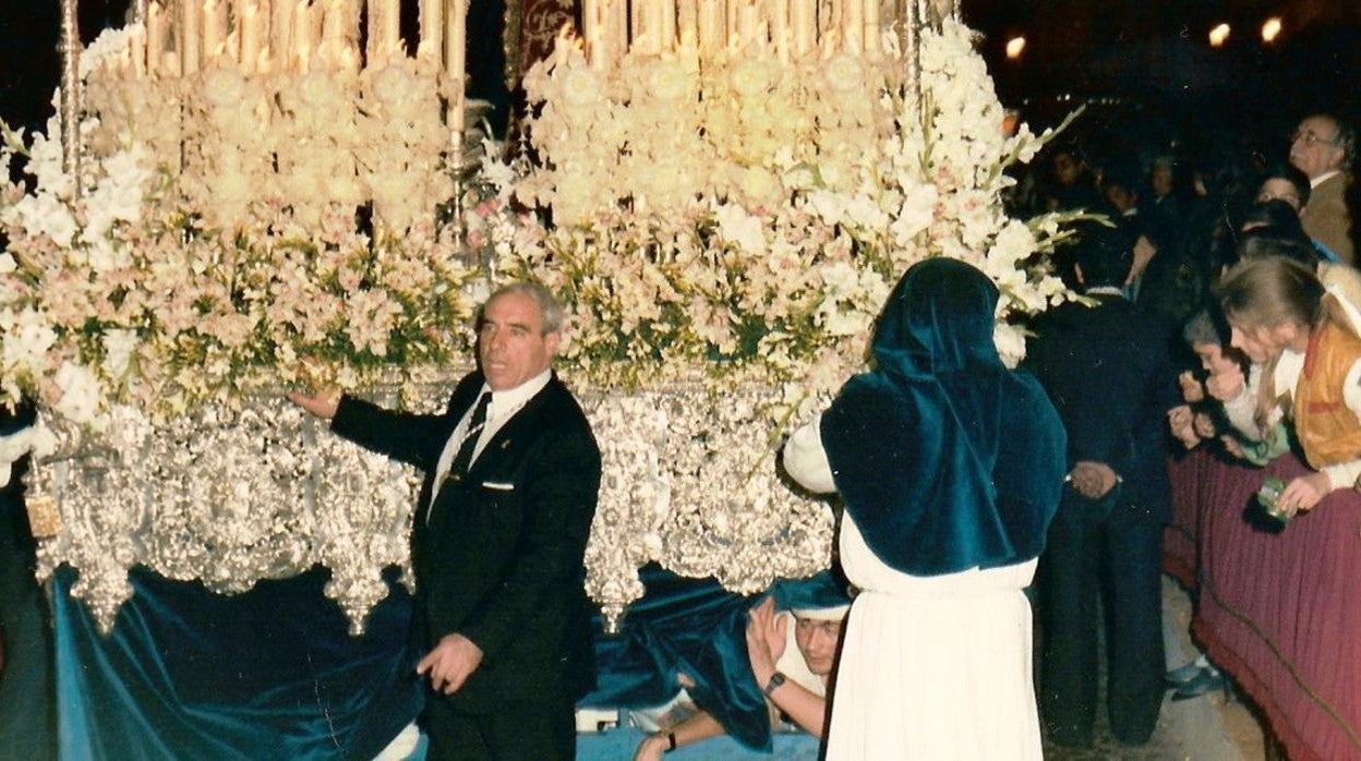 En la imagen, de los ochenta, vemos al capataz delante del palio de su querida Virgen de Guadalupe