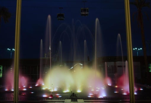 Fuente luminosa en la Expo Noche, el periodo que mediaba entre el cierre de los pabellones y del recinto
