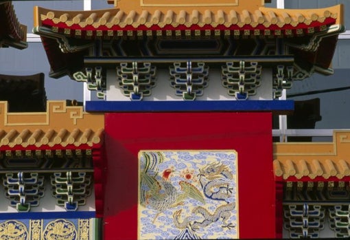 Fachada monumental en madera del pabellón de China en la Expo