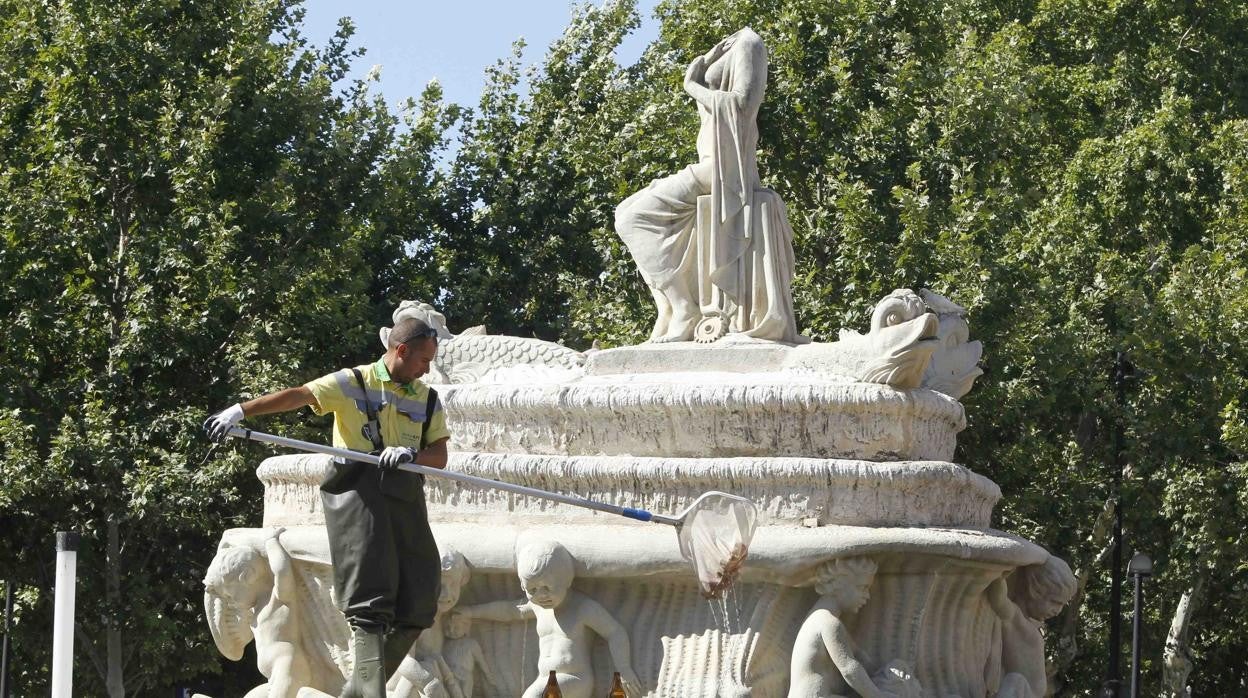 La figura femenina de la fuente de la Puerta de Jerez fue 'decapitada' en 2012