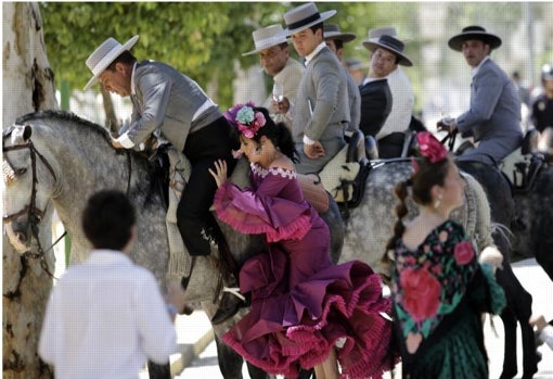 Ambiente, flamencas y paseo de caballos en el Real