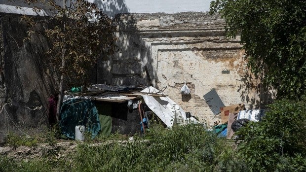 El solar que dejó la comisaría de la calle Betis, convertido en asentamiento de indigentes