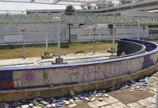 El mobiliario de la Cartuja está destruido, con las farolas y el alicatado cerámico arrumbado