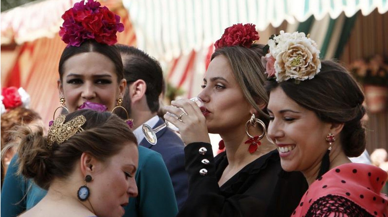 Varias jóvenes de flamenca en la última Feria de Sevilla